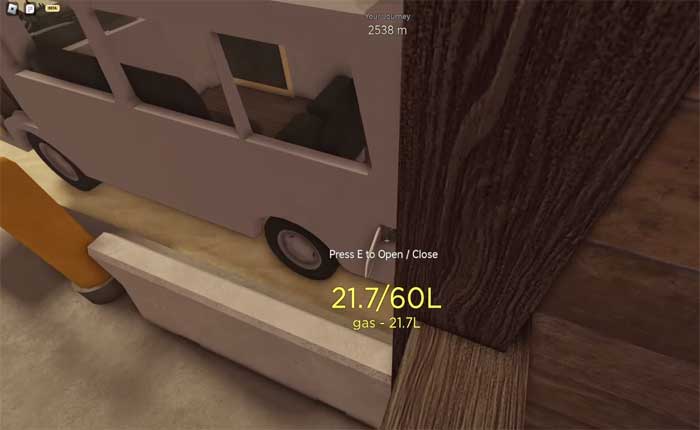 Robar gasolina de una tienda en un viaje polvoriento