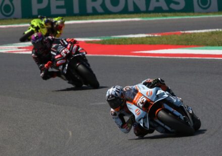 Raúl Fernández remporte le sprint devant Martín après un pari pneumatique