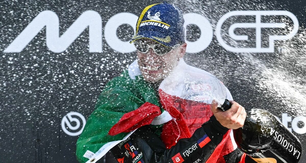 Bezzecchi tout en maîtrise face à la "fusée" Bagnaia