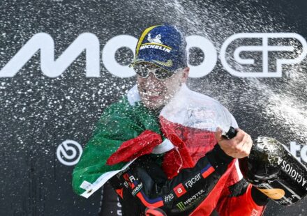 Bezzecchi tout en maîtrise face à la "fusée" Bagnaia