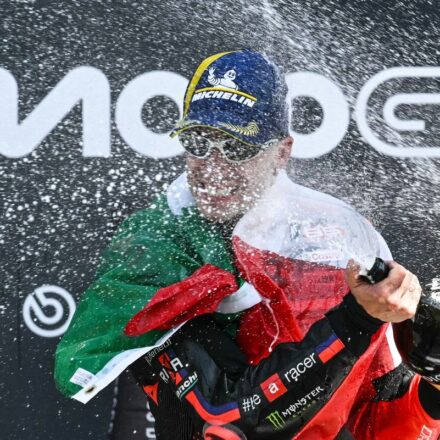 Bezzecchi tout en maîtrise face à la "fusée" Bagnaia