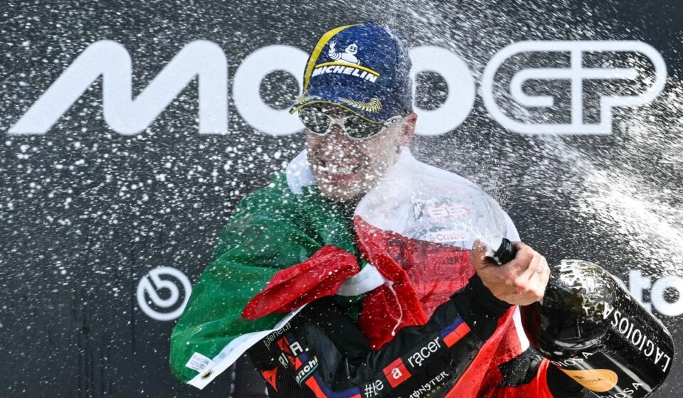 Bezzecchi tout en maîtrise face à la "fusée" Bagnaia