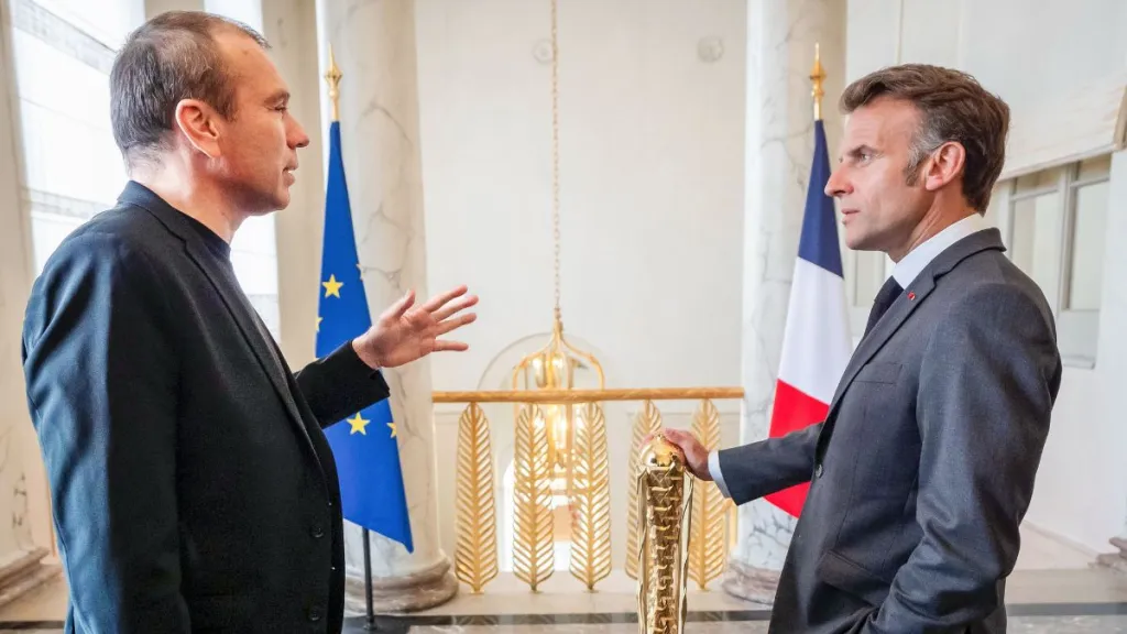 CEO de la Fundación de Esports y el presidente francés Emmanuel Macron