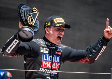 Le pilote Moto2 Manuel González frappe à la porte de Trackhouse