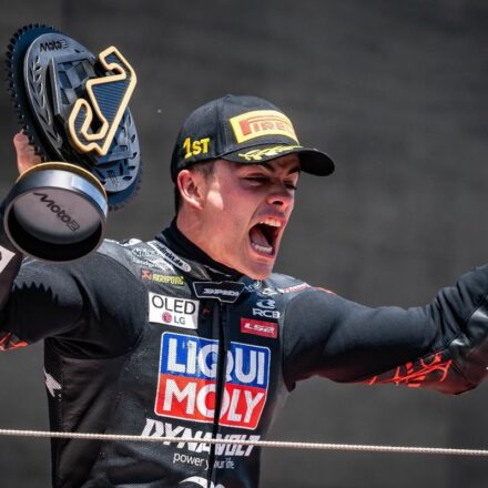 Le pilote Moto2 Manuel González frappe à la porte de Trackhouse