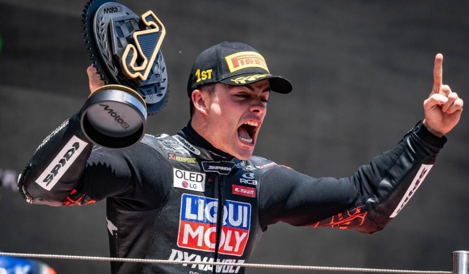 Le pilote Moto2 Manuel González frappe à la porte de Trackhouse