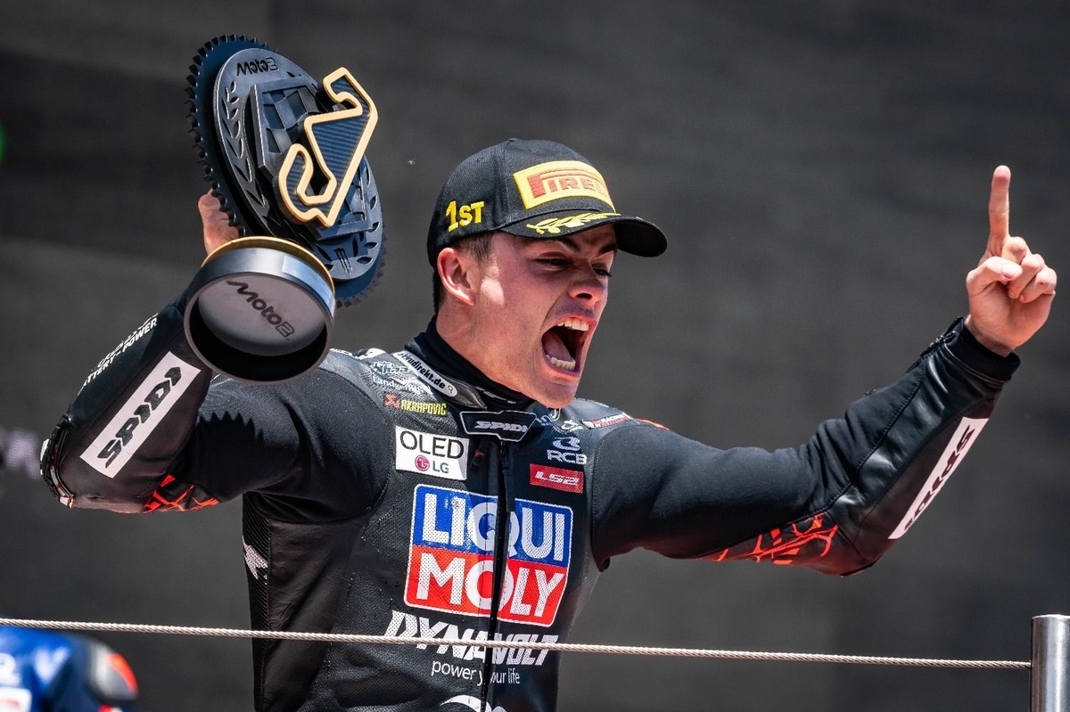 Le pilote Moto2 Manuel González frappe à la porte de Trackhouse