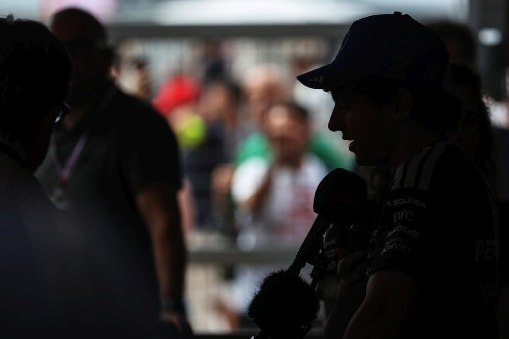 Kimi Antonelli en el paddock de Mónaco 2026