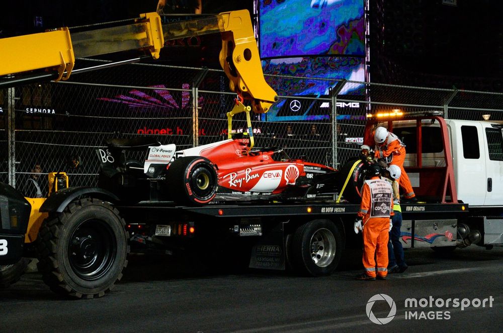 Ferrari de Carlos Sainz dañada por una placa suelta