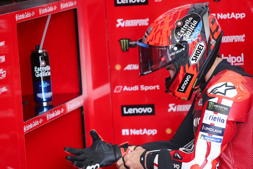 Marc Márquez compensa la debilidad del brazo derecho