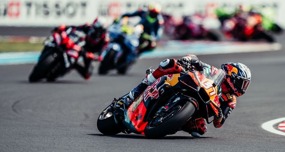 En quatre virages, Acosta a compris qu'il ne suivrait pas Márquez