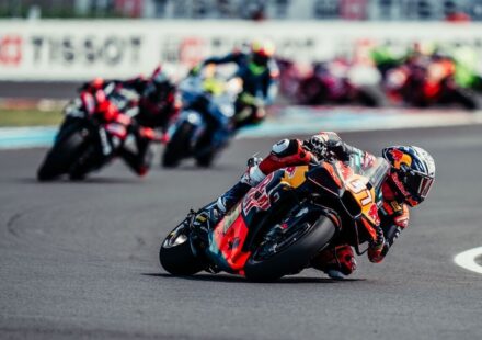 En quatre virages, Acosta a compris qu'il ne suivrait pas Márquez