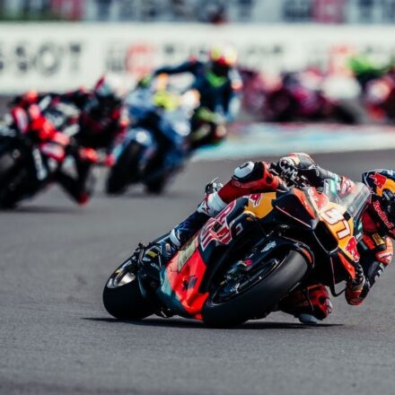 En quatre virages, Acosta a compris qu'il ne suivrait pas Márquez