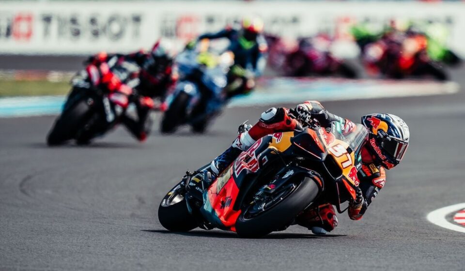 En quatre virages, Acosta a compris qu'il ne suivrait pas Márquez