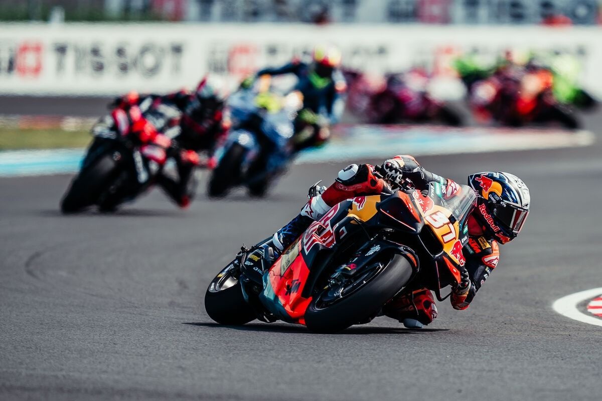 En quatre virages, Acosta a compris qu'il ne suivrait pas Márquez