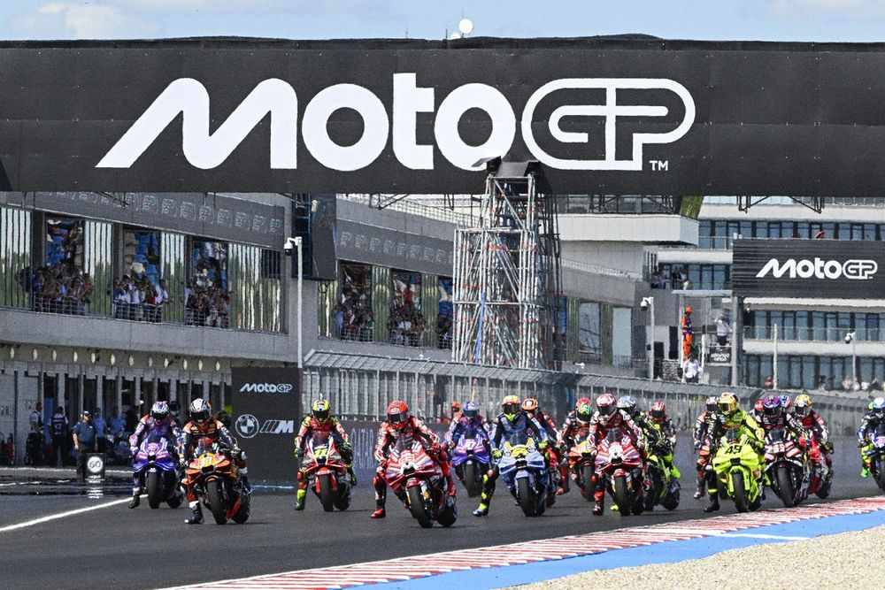 Pecco Bagnaia queda fuera de la curva al iniciar la carrera.