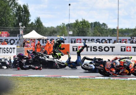 Asphalte glissant, holeshot device dangereux : Martín défendu par plusieurs pilotes