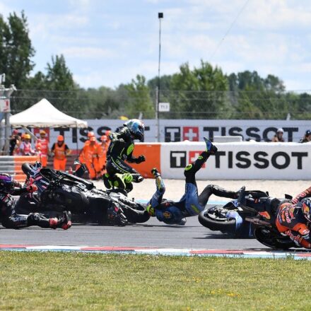 Asphalte glissant, holeshot device dangereux : Martín défendu par plusieurs pilotes