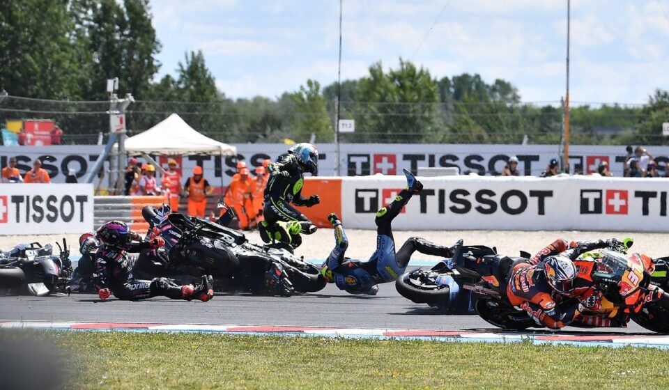 Asphalte glissant, holeshot device dangereux : Martín défendu par plusieurs pilotes