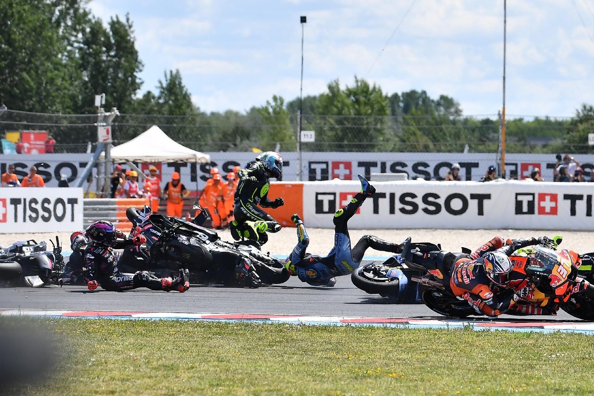 Asphalte glissant, holeshot device dangereux : Martín défendu par plusieurs pilotes