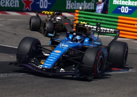 Sainz tacle Hülkenberg après l'accrochage du second départ