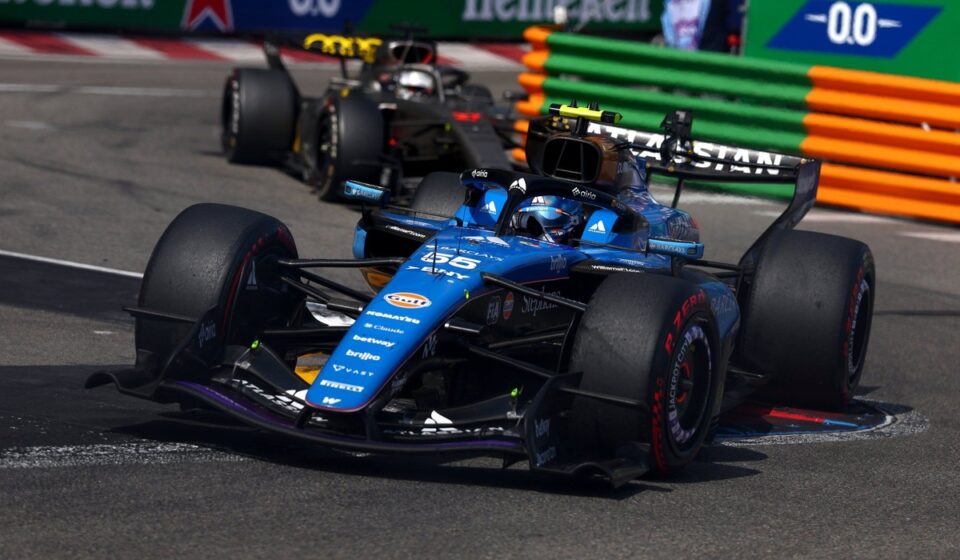 Sainz tacle Hülkenberg après l'accrochage du second départ