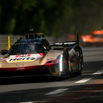Cadillac domine les premiers essais libres, la Ferrari jaune accidentée