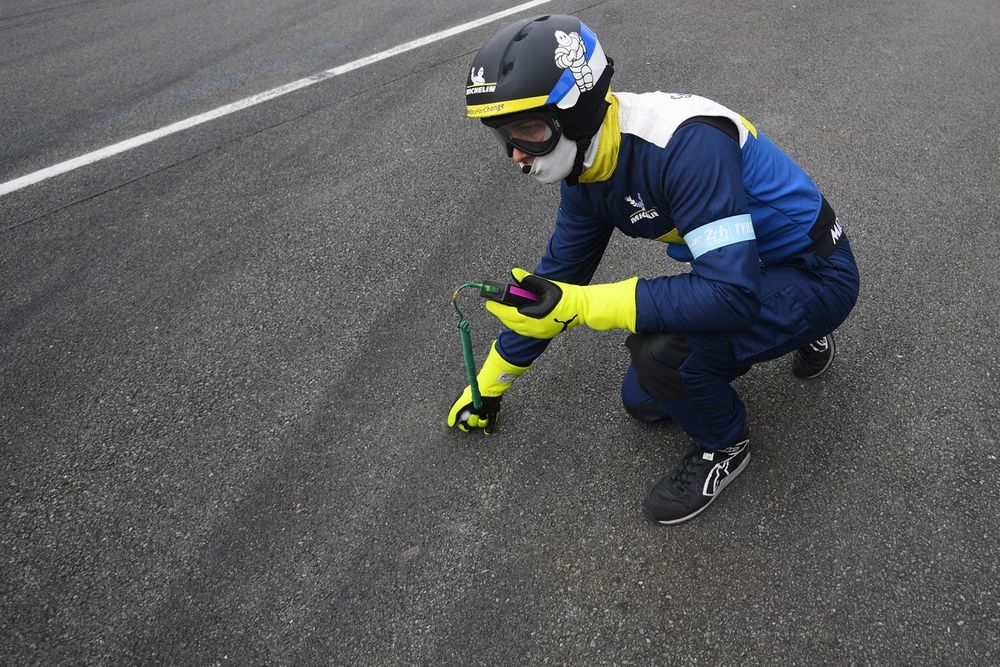 Tecnicien Michelin monitorea la temperatura de la pista
