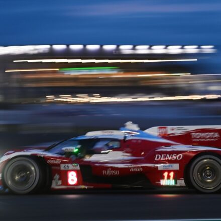 Toyota en tête des 24H du Mans, la voiture de sécurité intervient !