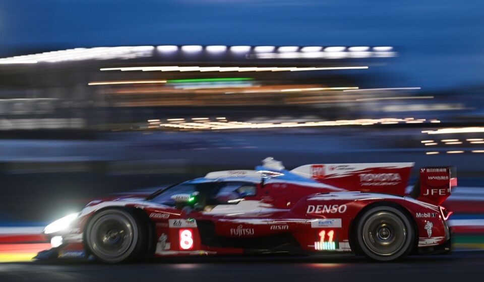 Toyota en tête des 24H du Mans, la voiture de sécurité intervient !