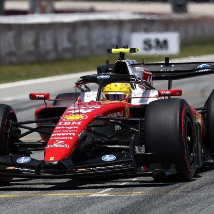 Hamilton terrasse Mercedes pour sa première victoire avec Ferrari, abandon pour Antonelli !