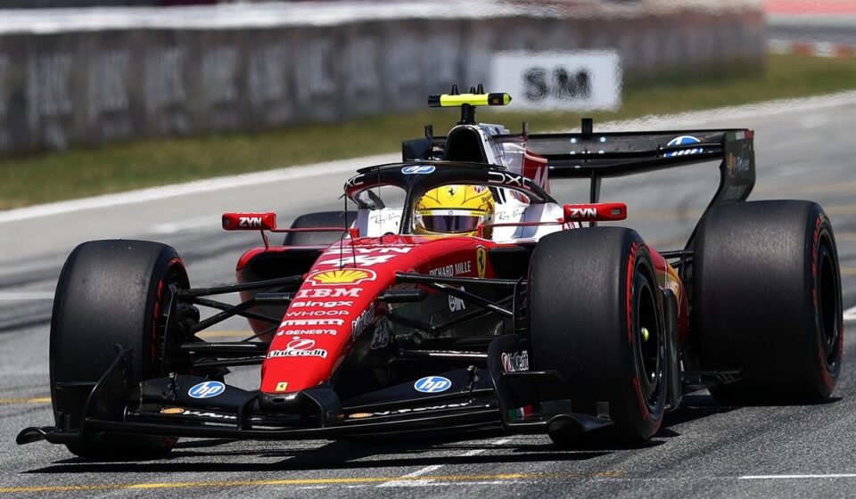Hamilton terrasse Mercedes pour sa première victoire avec Ferrari, abandon pour Antonelli !