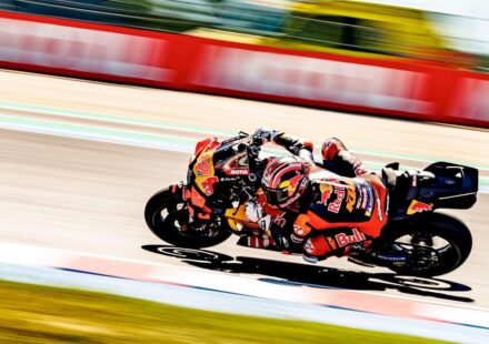 "Pas efficace" sur la KTM, Viñales a compris comment Acosta fait la différence