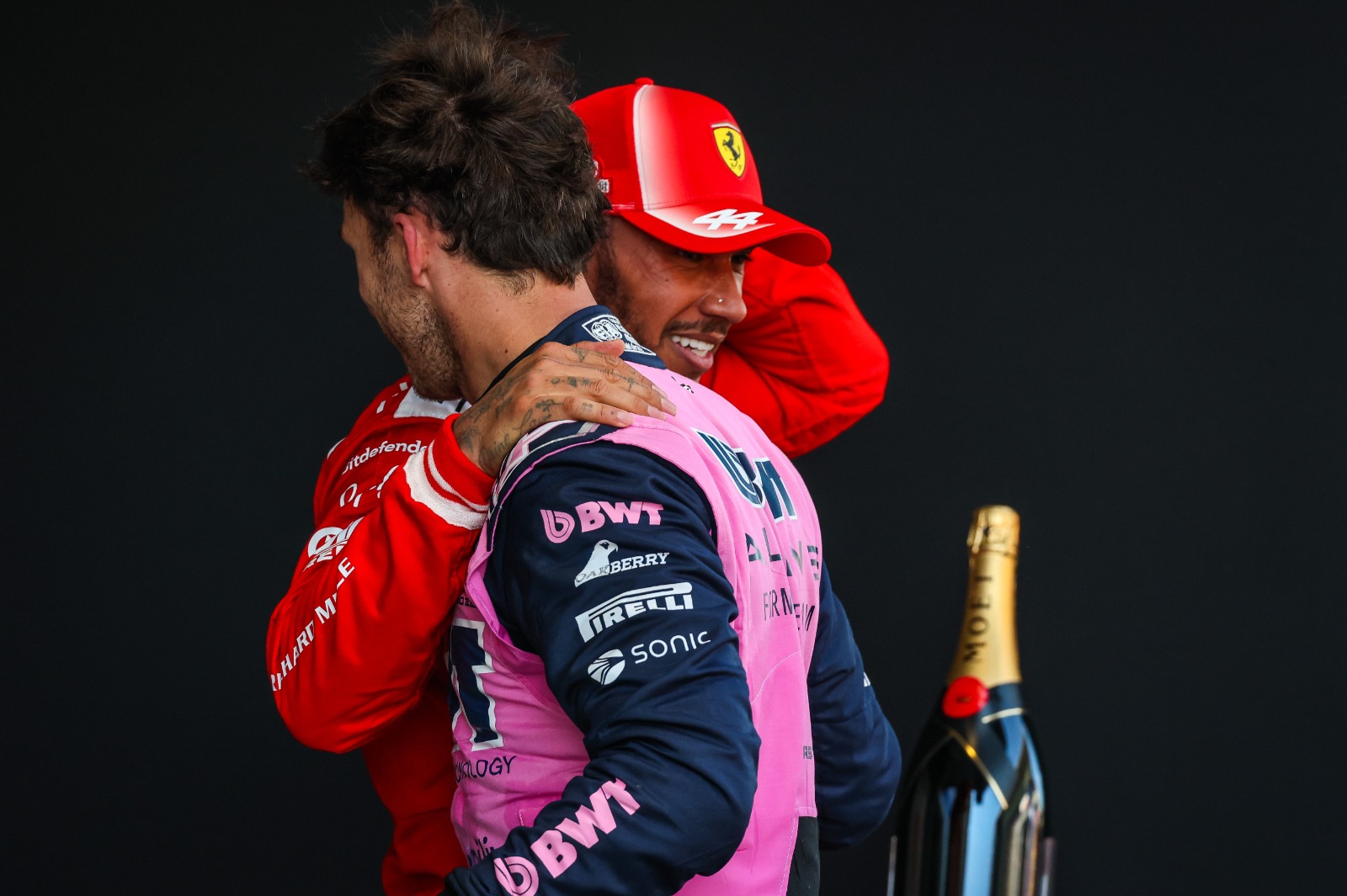 Pierre Gasly felicita a Lewis Hamilton tras su victoria en Ferrari.