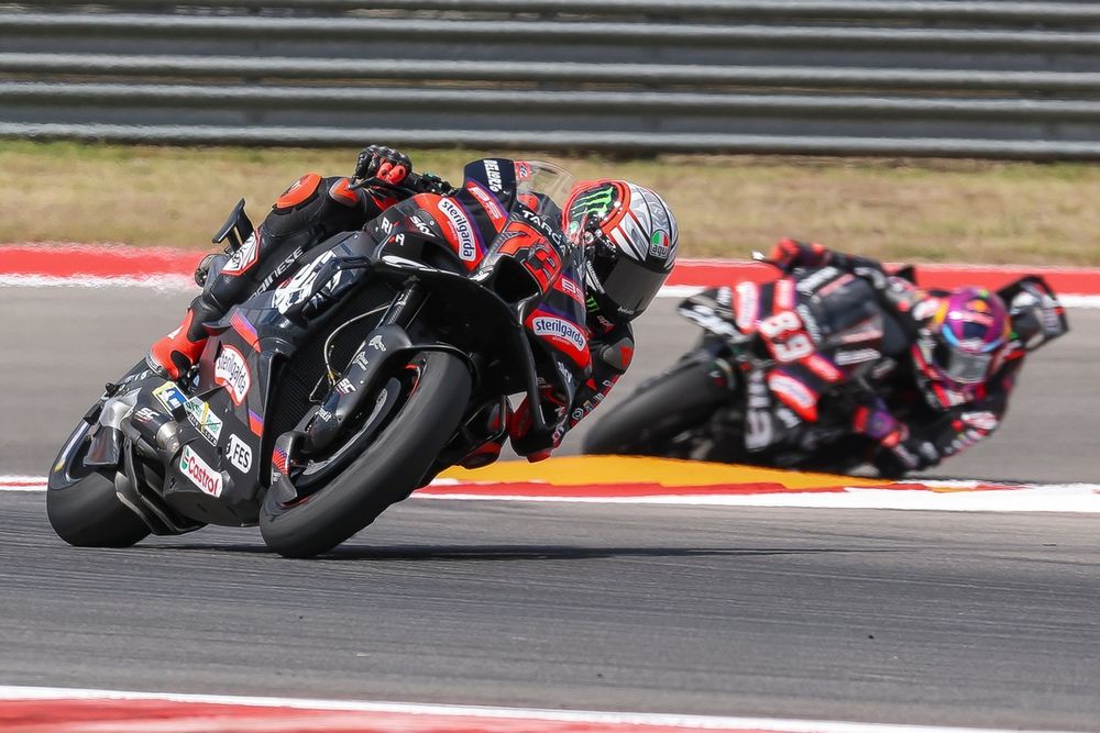 Marco Bezzecchi con su equipo de Aprilia