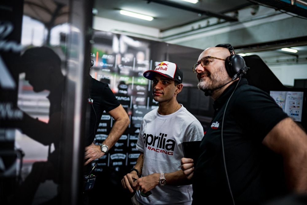Jorge Martín y Fabiano Sterracchini en el paddock de Aprilia