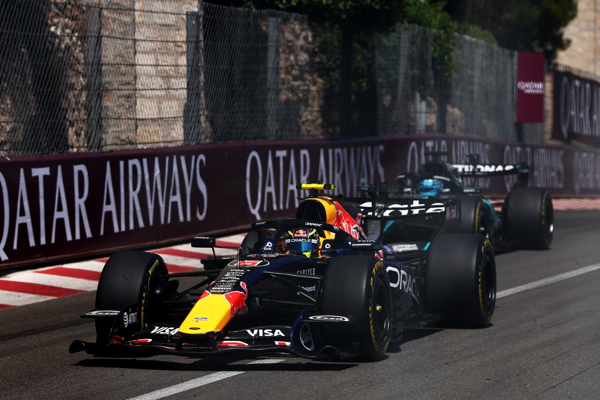 Isack Hadjar (Red Bull) delante de George Russell (Mercedes) en Monaco.