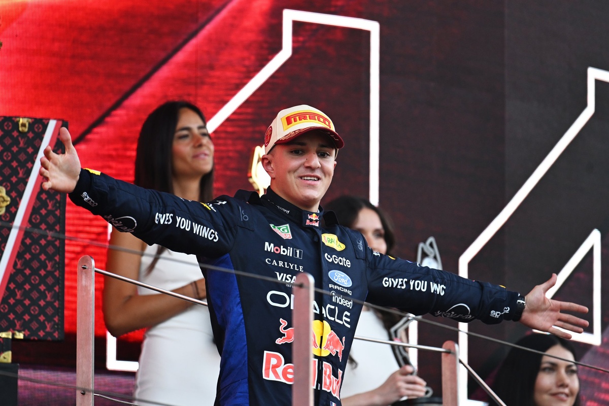 Isack Hadjar (Red Bull) en el podio de GP de Monaco.