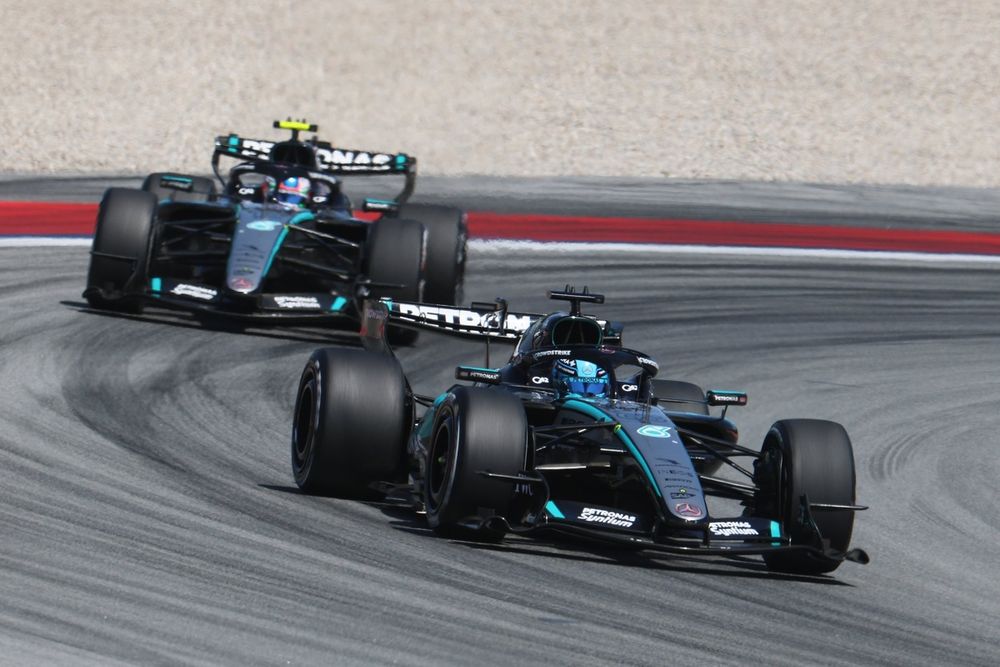 George Russell frente a Kimi Antonelli