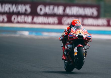 Márquez mène puis chute, Quartararo surprend !