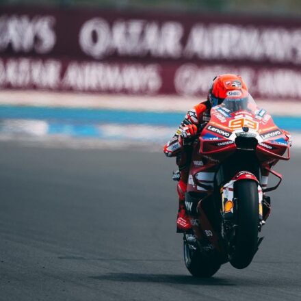 Márquez mène puis chute, Quartararo surprend !