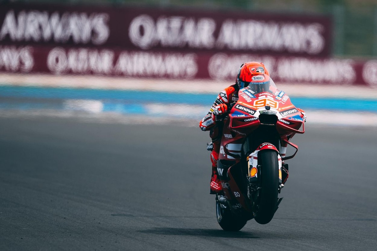 Márquez mène puis chute, Quartararo surprend !