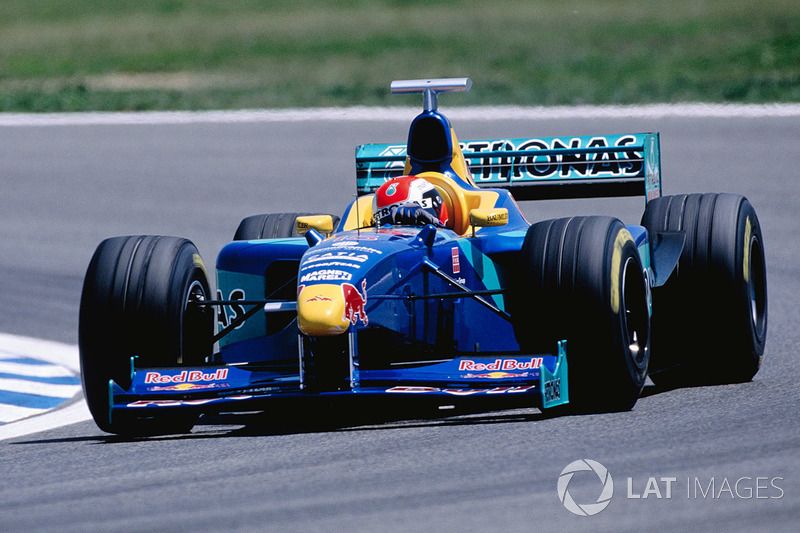 Johnny Herbert en la W10