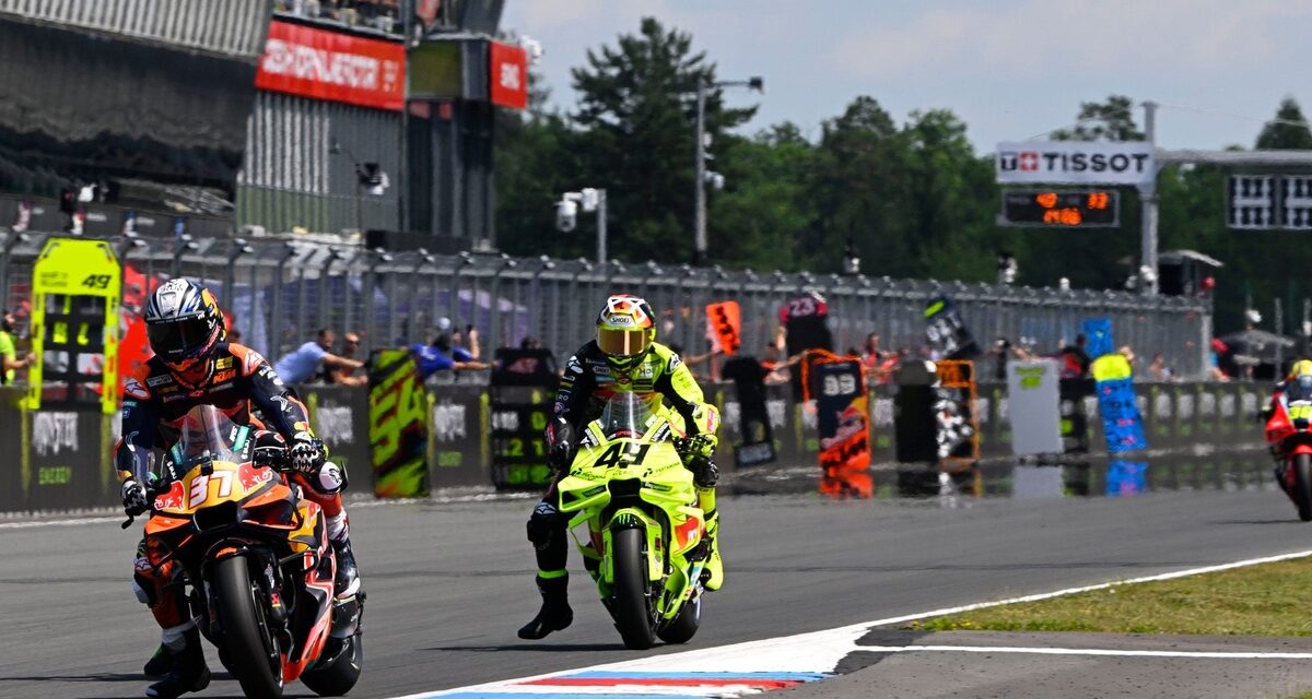 La course étrange d'Acosta, entre pilotes laissés passés et souci technique