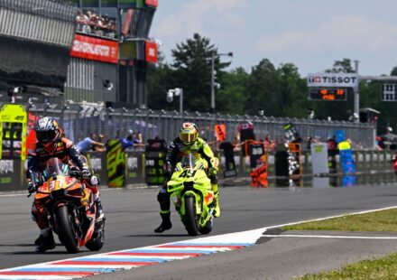 La course étrange d'Acosta, entre pilotes laissés passés et souci technique