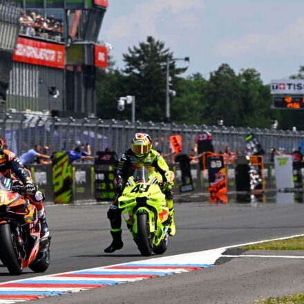La course étrange d'Acosta, entre pilotes laissés passés et souci technique