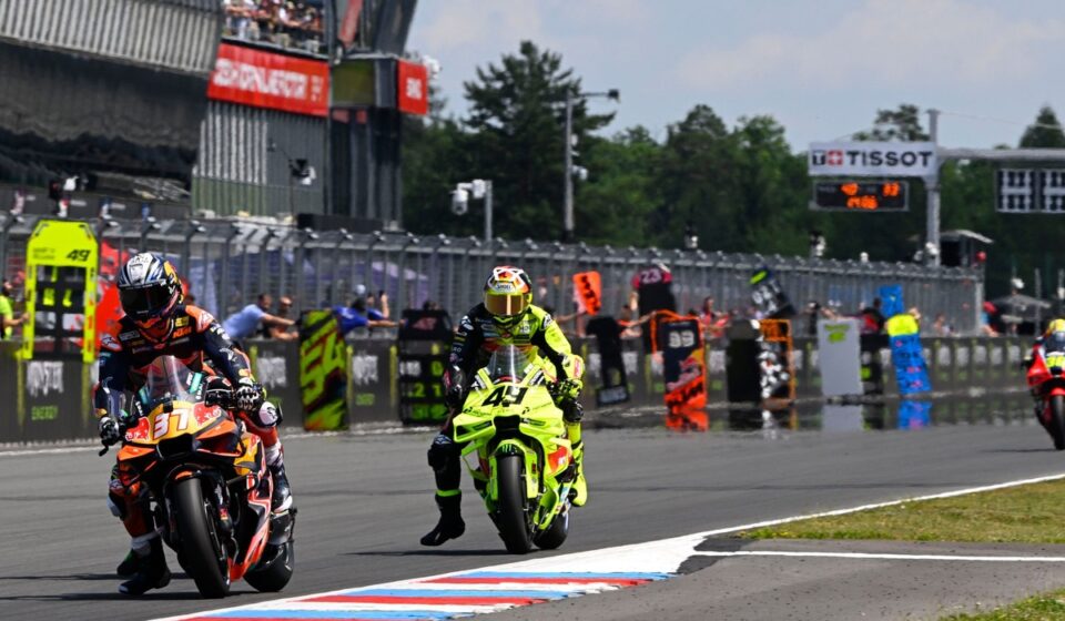 La course étrange d'Acosta, entre pilotes laissés passés et souci technique