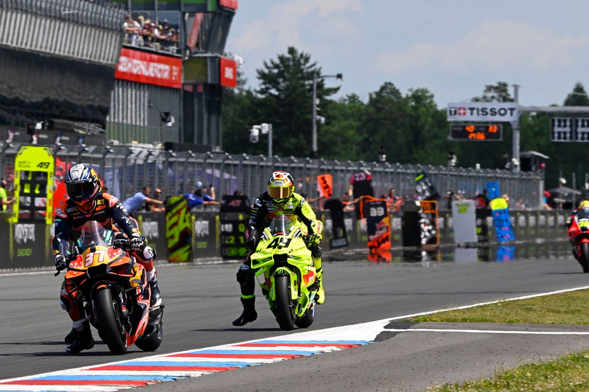 La course étrange d'Acosta, entre pilotes laissés passés et souci technique