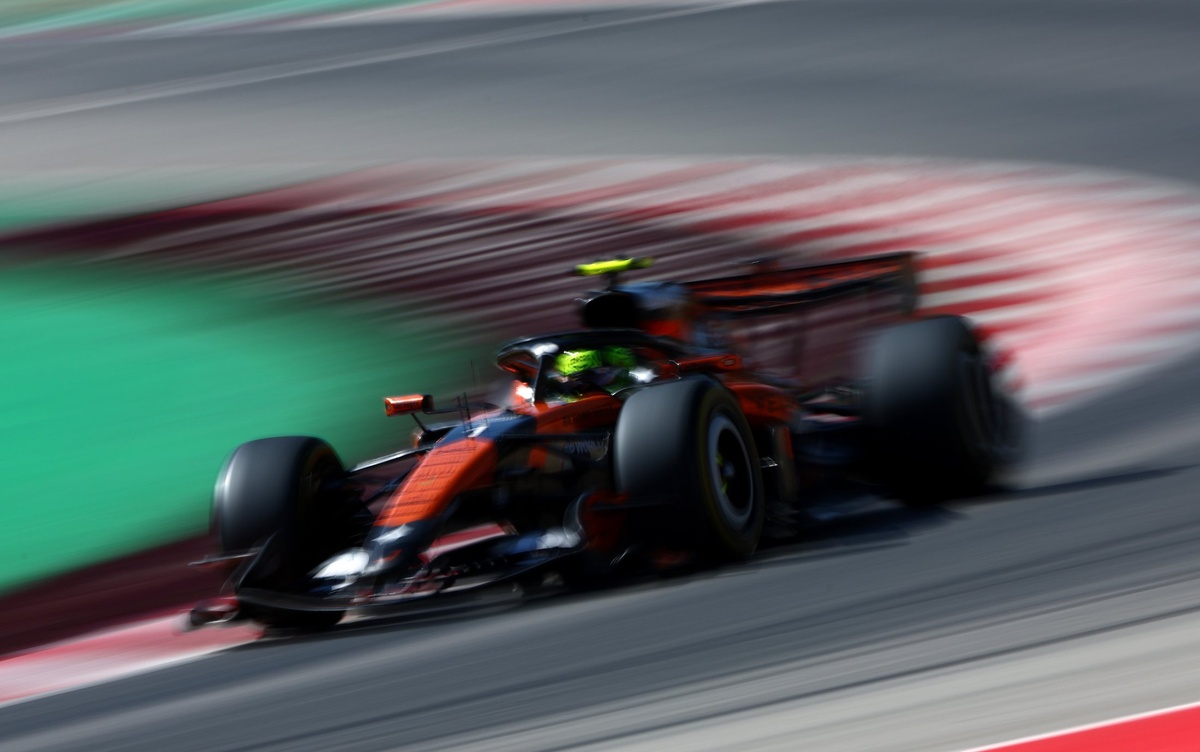 Lando Norris con su Uber de la temporada bajo el nuevo motor V8