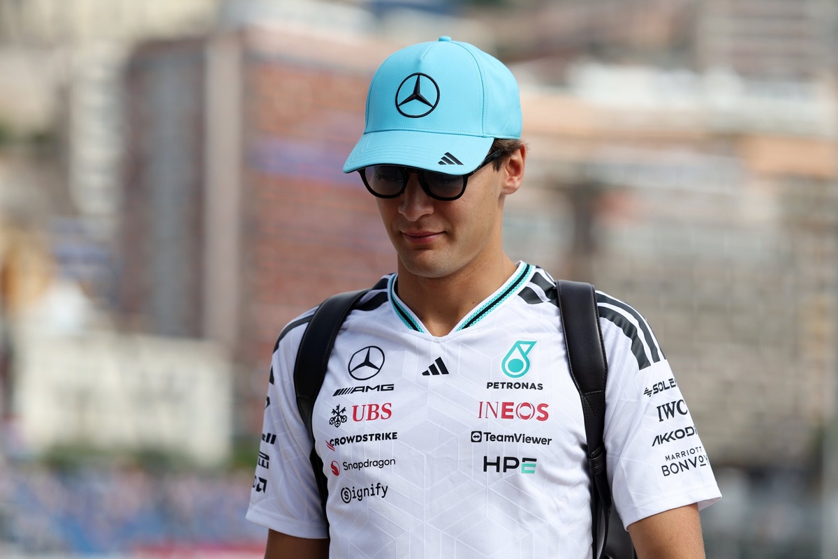 George Russell visto afectado por la penalización de velocidad en la pista de boxes.